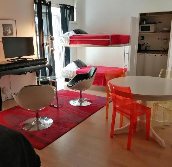استودیوی لوکس, Evora Inn