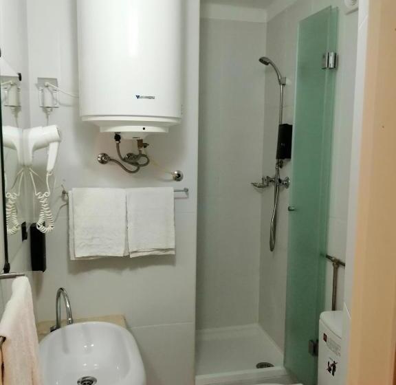 اتاق راحتی سه تخته, Evora Inn