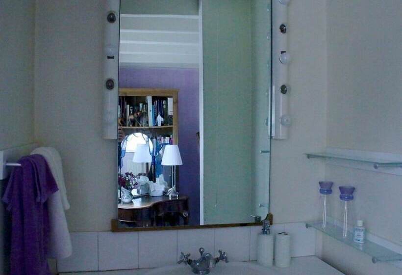 バス共有のスタンダードルーム, Stone House