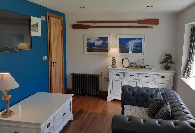 סוויטת ג'וניור, The New Inn