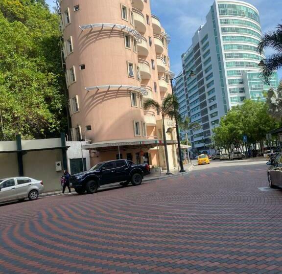 Апартаменты 3 Спальни, 200 M2   Puerto Santa Ana   3 Habitaciones