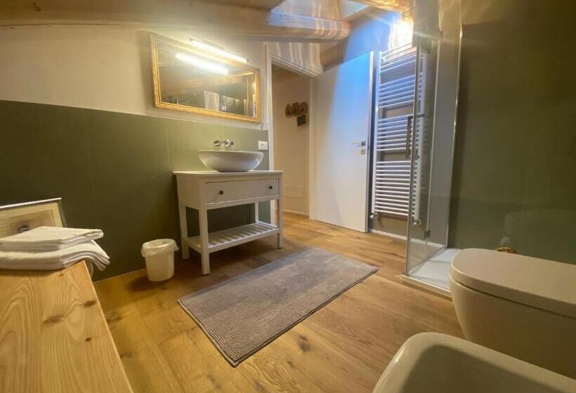 غرفة دور أخير, Pedegagia