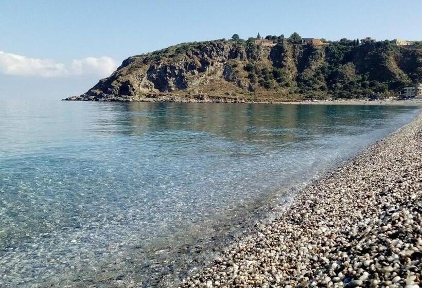 带海景标准四人间, Sicily Milazzo Seafront Rooms