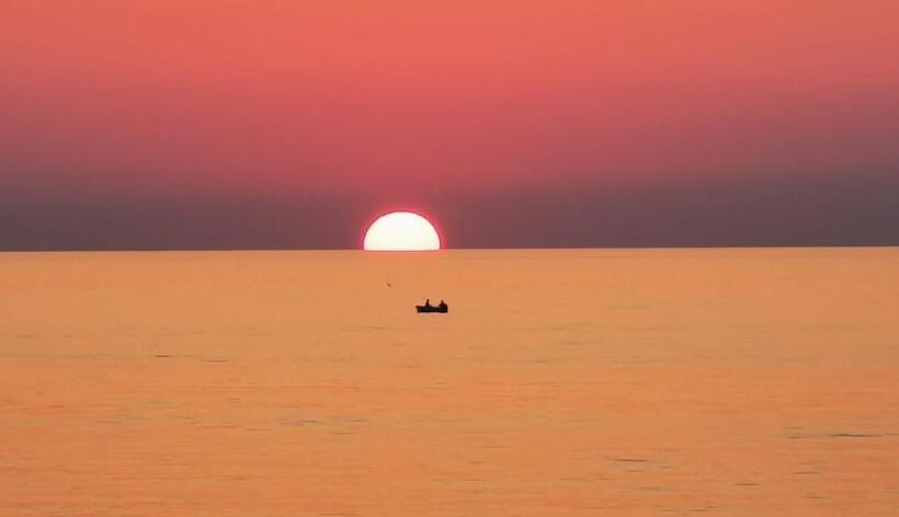 带海景标准四人间, Sicily Milazzo Seafront Rooms