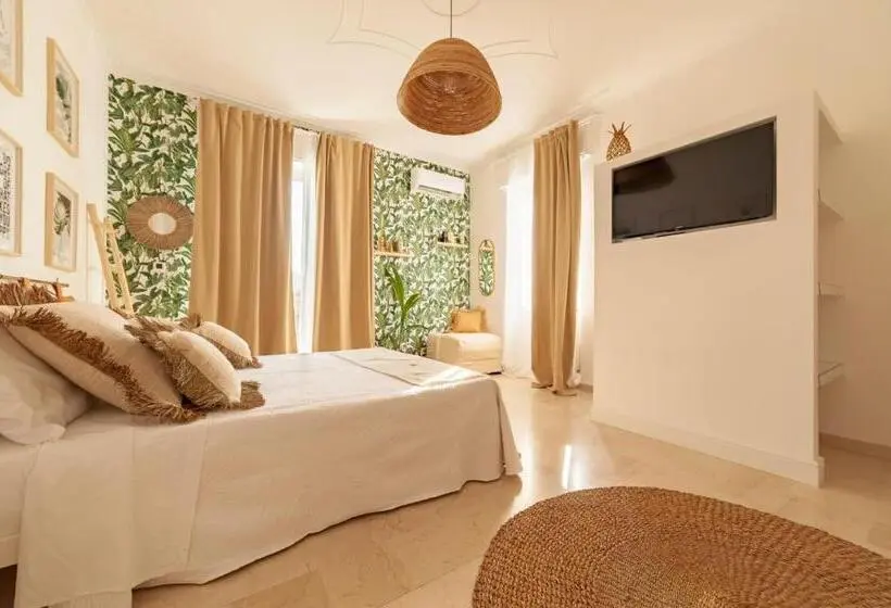 اتاق سه‌نفرۀ استاندارد با سرویس بهداشتی بیرون از اتاق, La Casita