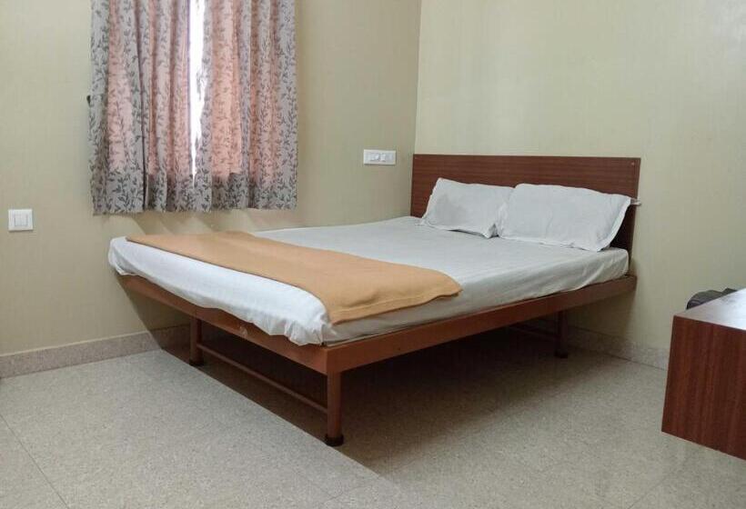 三人经典房间, Spot On Hotel Anand Lodge