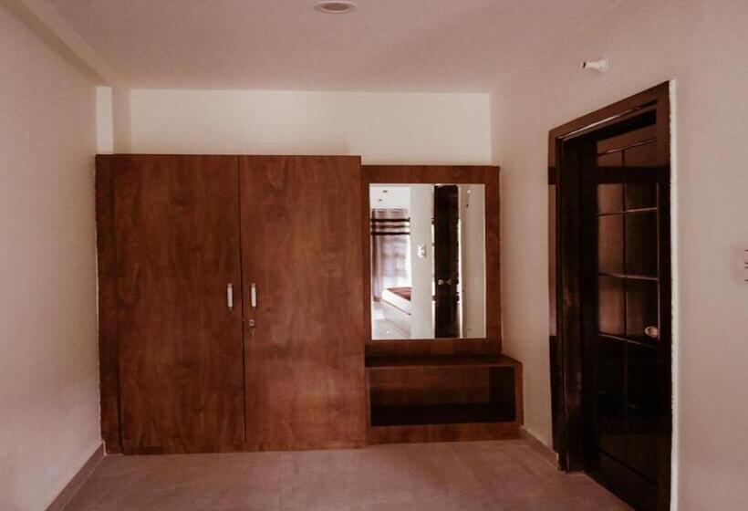 キングサイズベッドのスタンダードルーム, La Riqueza   Mussoorie   Dhanaulti Road   35 To 45 Mins Drive From Mussoorie