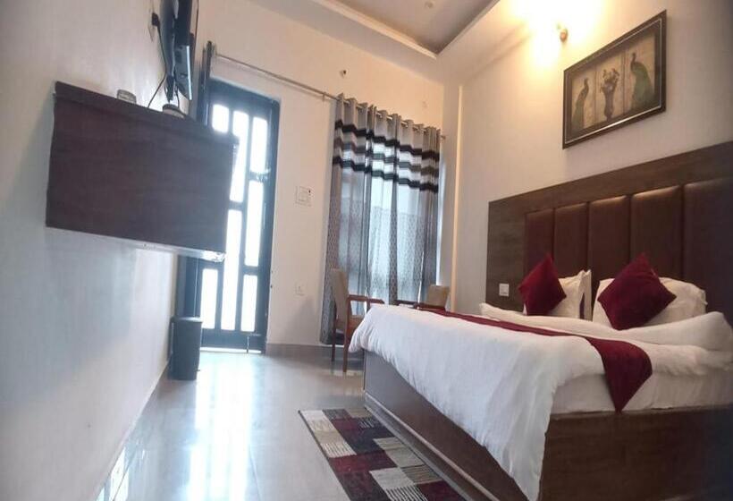 キングサイズベッドのスタンダードルーム, La Riqueza   Mussoorie   Dhanaulti Road   35 To 45 Mins Drive From Mussoorie