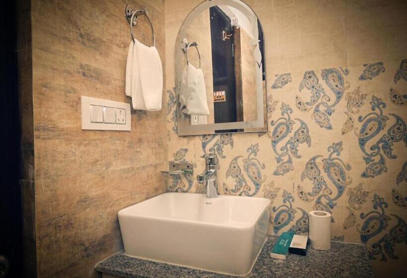 キングサイズベッドのスタンダードルーム, La Riqueza   Mussoorie   Dhanaulti Road   35 To 45 Mins Drive From Mussoorie