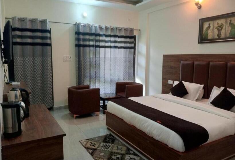 キングサイズベッドのスタンダードルーム, La Riqueza   Mussoorie   Dhanaulti Road   35 To 45 Mins Drive From Mussoorie