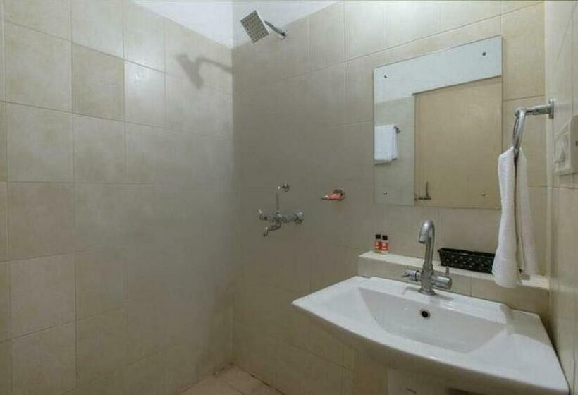 トリプルクラシックルーム, Oyo Desi Tadka Hotal