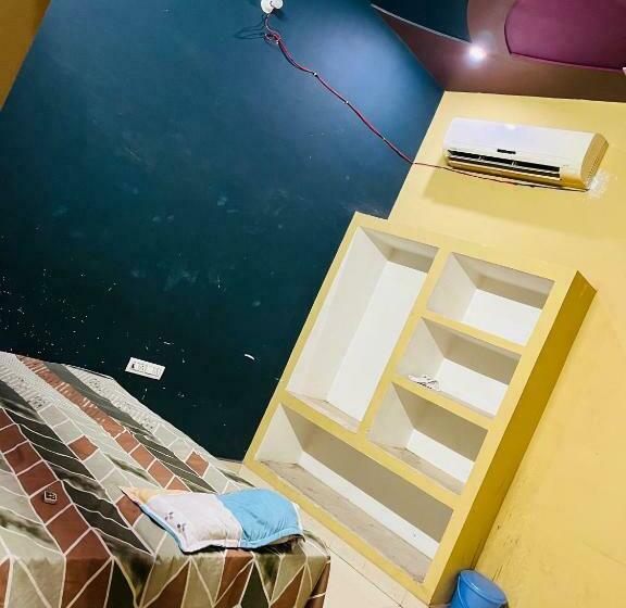 トリプルクラシックルーム, Oyo Desi Tadka Hotal