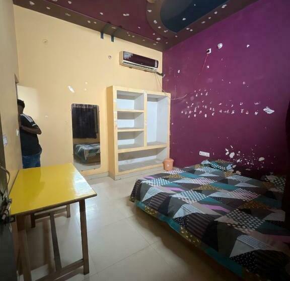 トリプルクラシックルーム, Oyo Desi Tadka Hotal