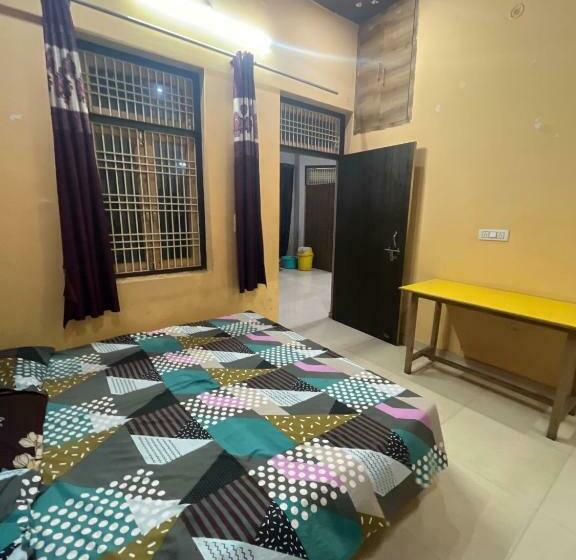 トリプルクラシックルーム, Oyo Desi Tadka Hotal