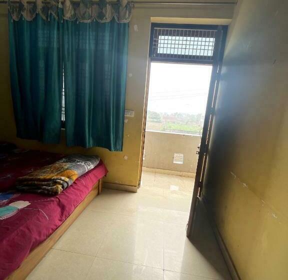 トリプルクラシックルーム, Oyo Desi Tadka Hotal