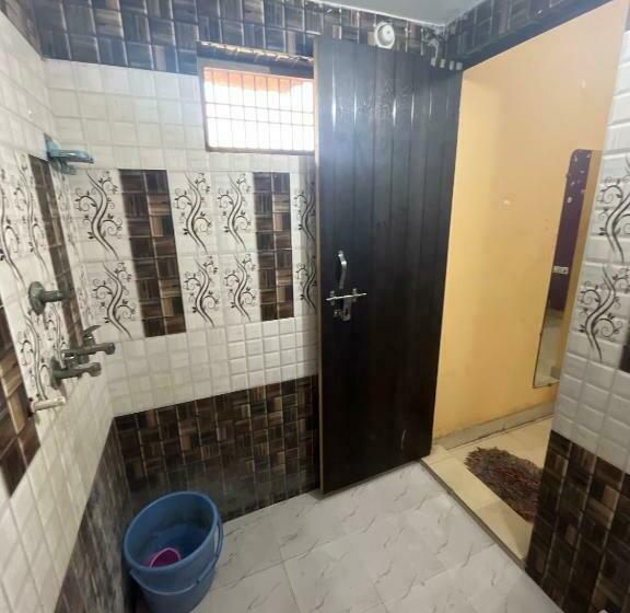 トリプルクラシックルーム, Oyo Desi Tadka Hotal