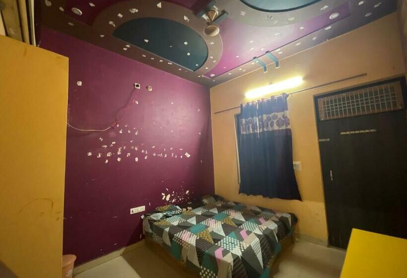 トリプルクラシックルーム, Oyo Desi Tadka Hotal