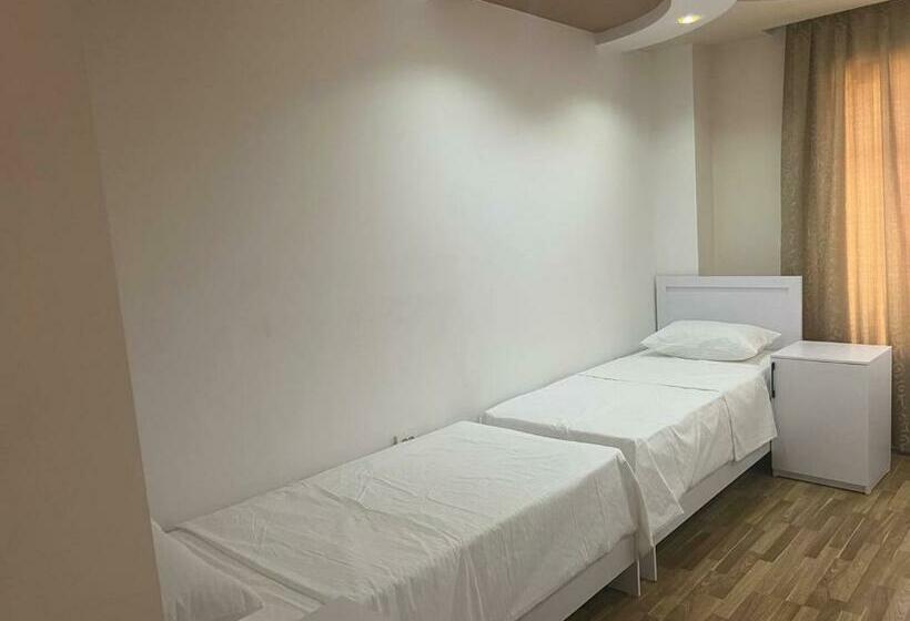 חדר סטנדרט לשלושה, Zahrosulton