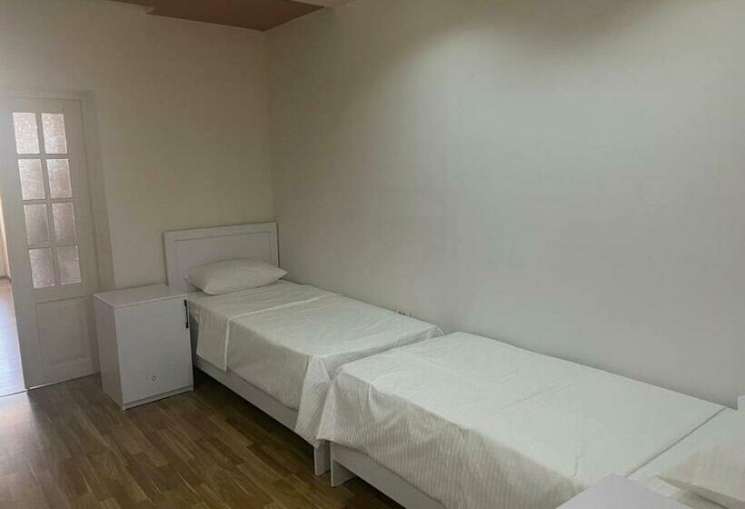 חדר סטנדרט לשלושה, Zahrosulton