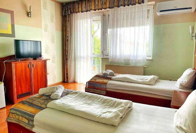 اتاق استاندارد با بالکن, Alkotmány Vendégház