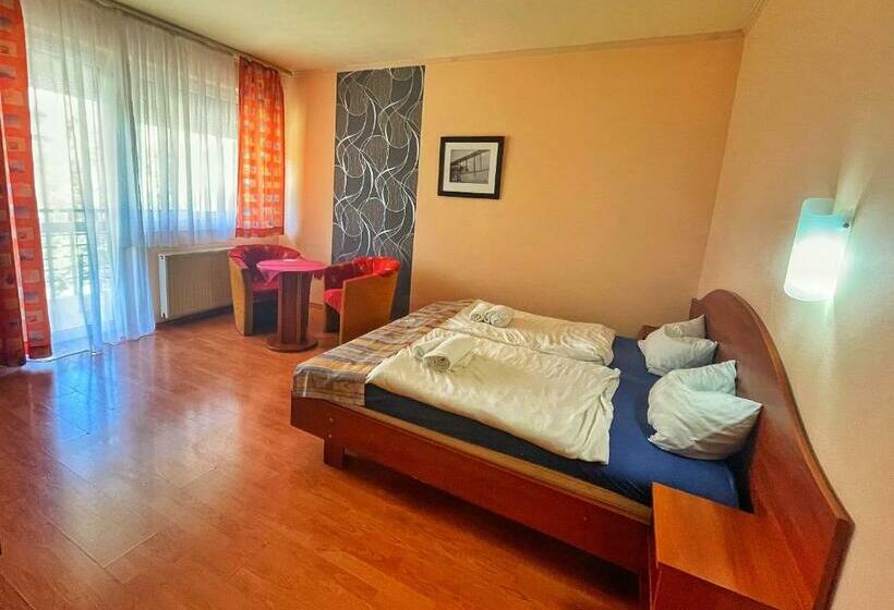 اتاق استاندارد با بالکن, Alkotmány Vendégház