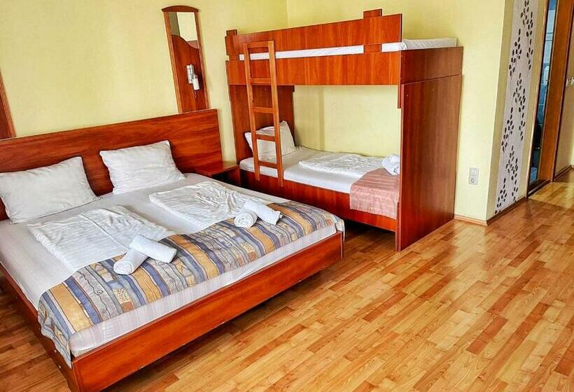 اتاق استاندارد چهارنفره با بالکن, Alkotmány Vendégház