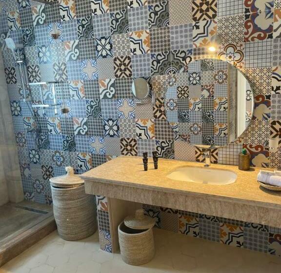 اتاق خانوادگی با چشم‌انداز دریا, Villa La Falaise