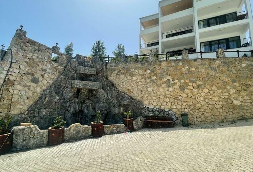 سوئیت با بالکن, öz Akdeniz Apart