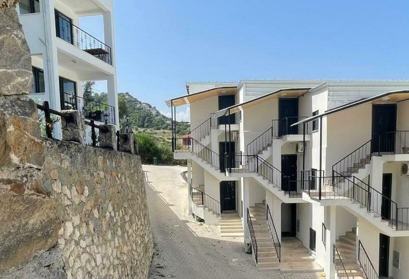 سوئیت با بالکن, öz Akdeniz Apart