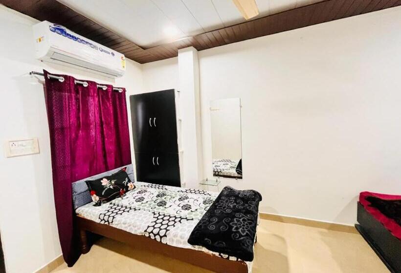اتاق خانوادگی, Pallav Guest House