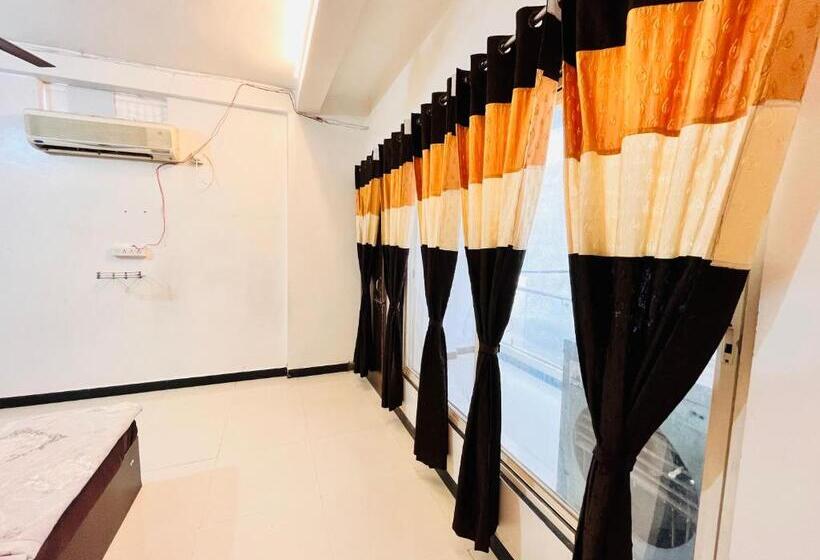 اتاق لوکس با بالکن, Pallav Guest House