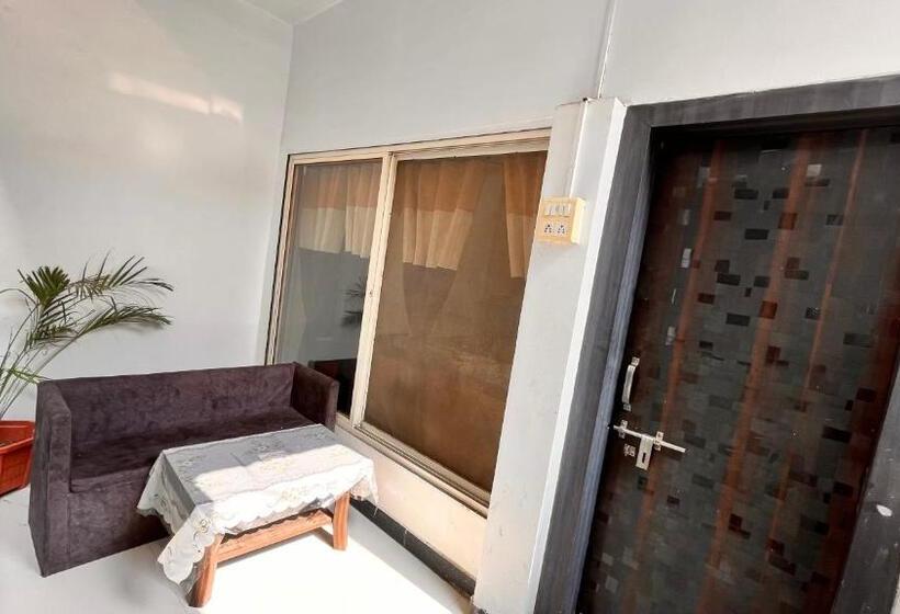 带阳台的豪华间, Pallav Guest House