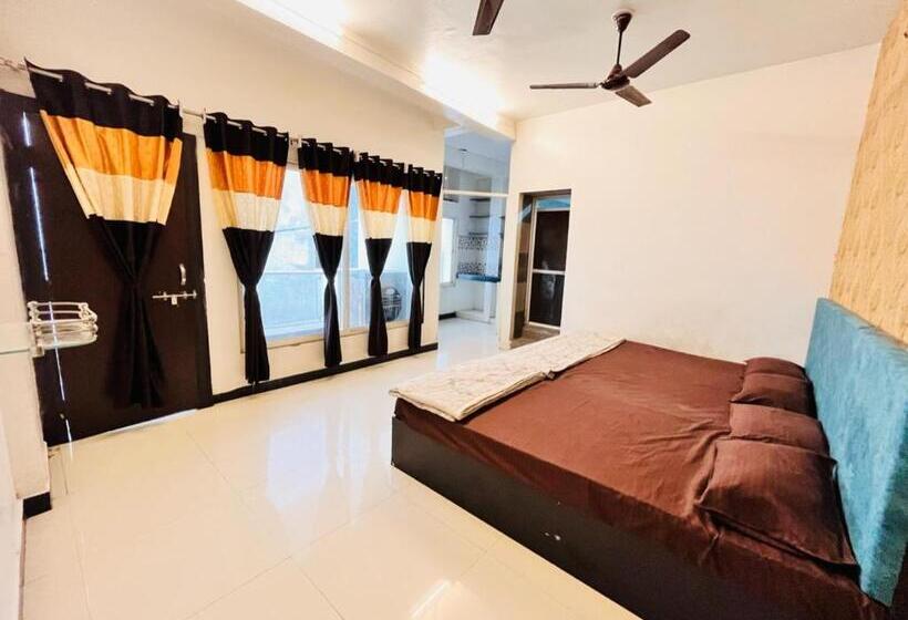 带阳台的豪华间, Pallav Guest House