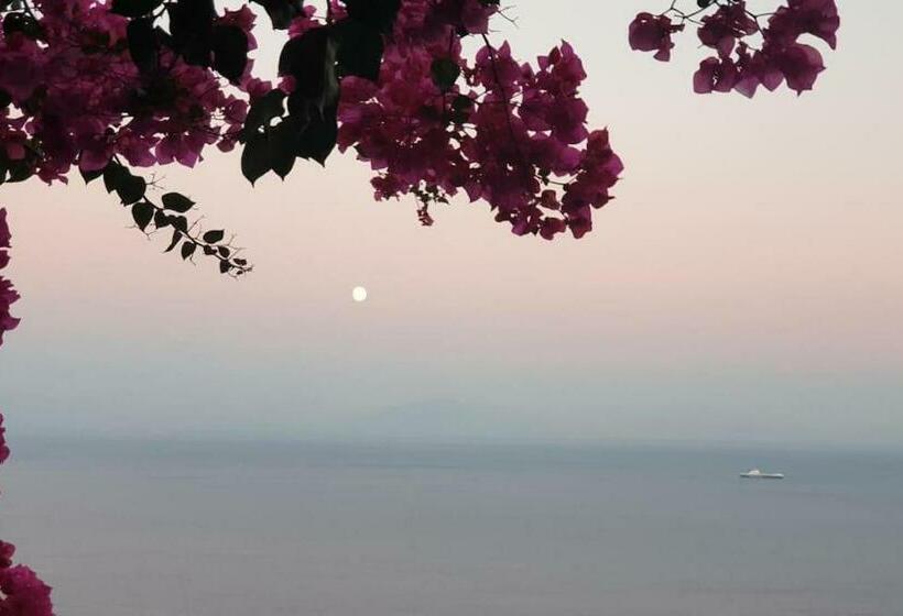 חדר סטנדרט לארבעה נוף לים, Amalfi Rooms Duoglio Beach  Amazing Seaview