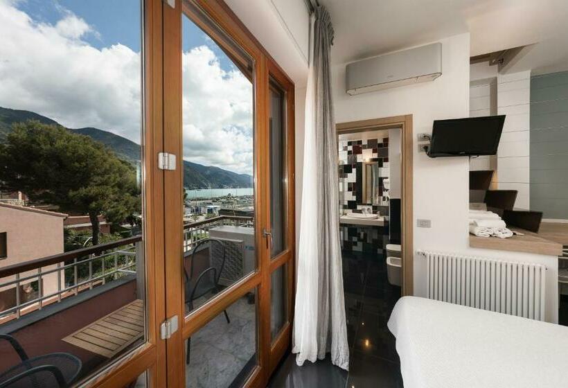 Трехместный Номер Стандарт с Балконом, Affittacamere Lo Scoglio