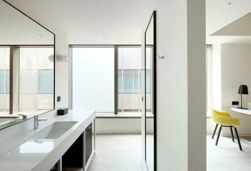 اتاق استاندارد با تخت بزرگ, Amba Taipei Songshan