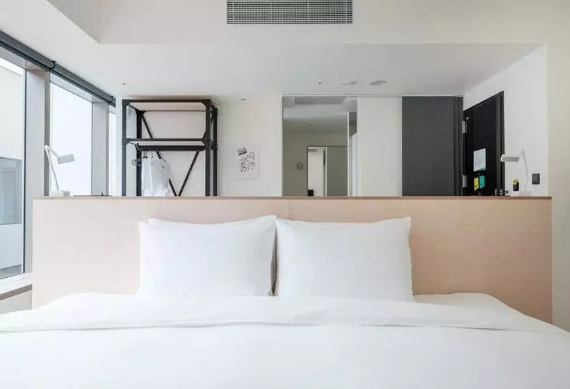 اتاق استاندارد با تخت بزرگ, Amba Taipei Songshan