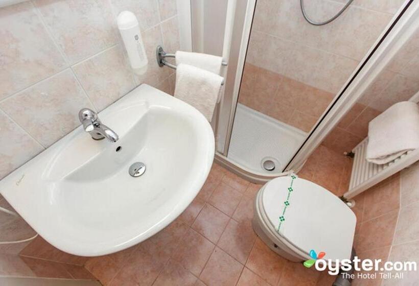 四人高级间, Castell   Montagnoli Group