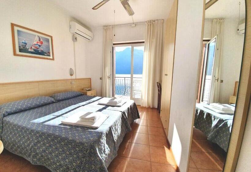 اتاق استاندارد با چشم‌انداز دریاچه, Castell   Montagnoli Group