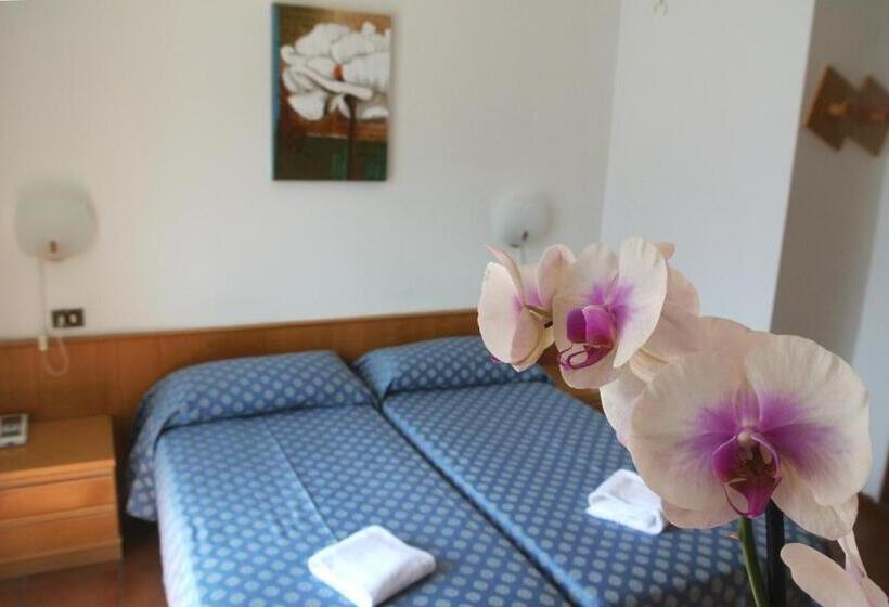 标准间带湖景, Castell   Montagnoli Group