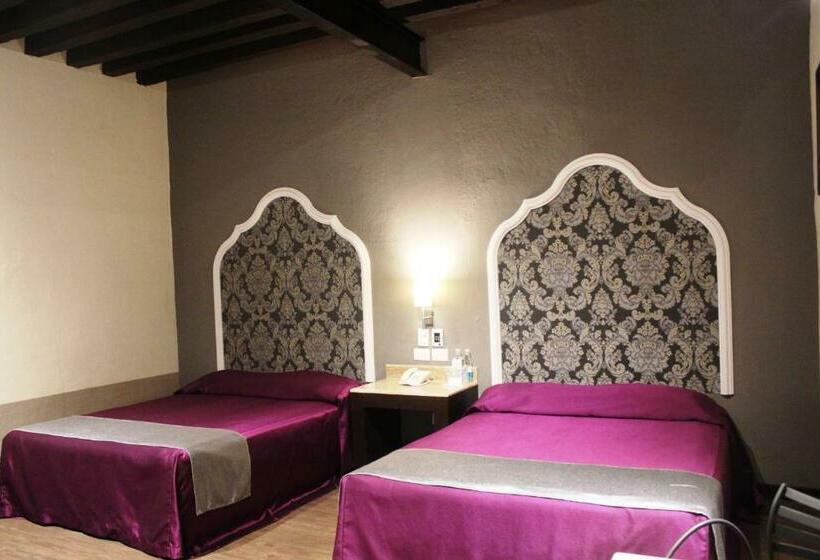 غرفة قياسية رباعية, Gala