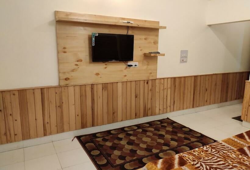 Deluxe Room, Greenwoods Inn