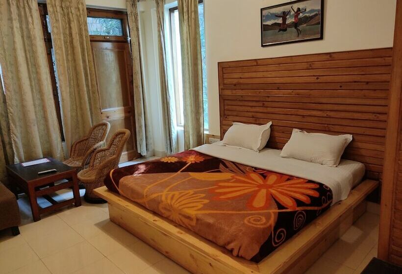 Deluxe Room, Greenwoods Inn