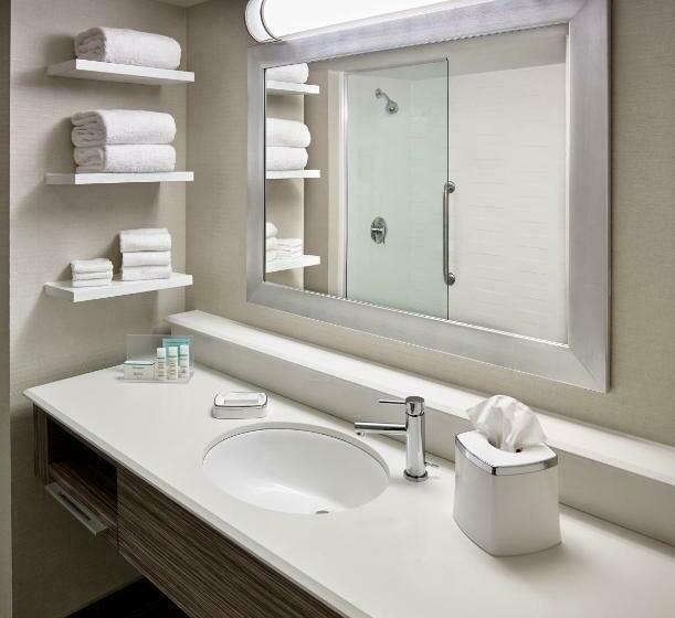 キングサイズベッドのスタンダードルーム, Hampton Inn By Hilton Sarnia/point Edward