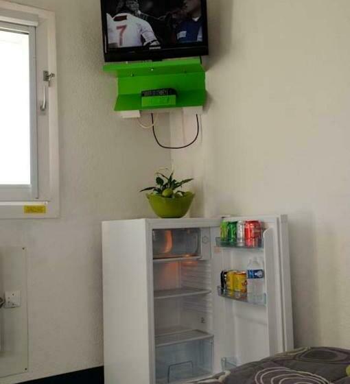 חדר סטנדרט לשלושה עם חדר אמבטיה משוף, My Kb Hôtel Montélimar