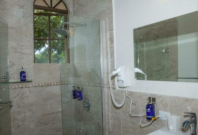 高品质的四人房间, Tifakara Boutique Hotel & Birding Oasis