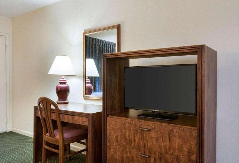 غرفه قياسيه سريرين مزدوجين, Rodeway Inn