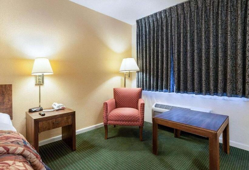 带2个双人床的标准工作室, Rodeway Inn