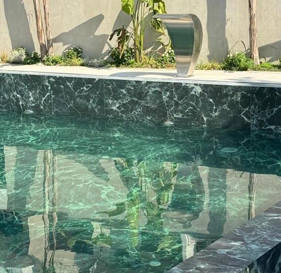 اتاق اکونومی, Kraja