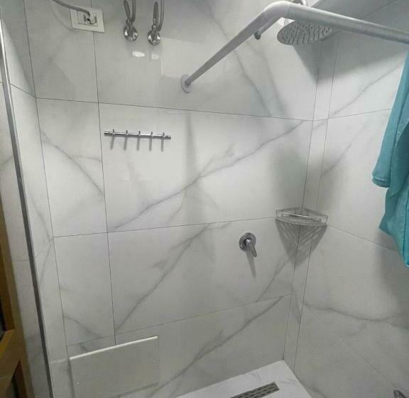 اتاق استاندارد با بالکن, Kraja